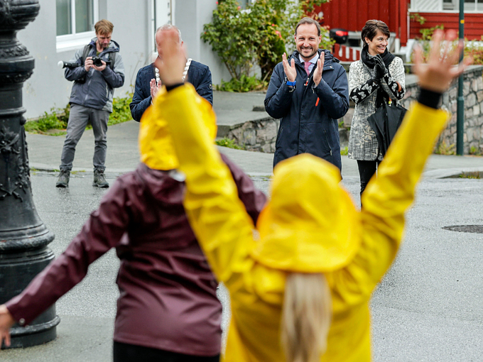 Kronprins Haakon blir ønsket velkommen til kulturhuset Festiviteten av dansende ungdommer i sydvest. Foto: Berit Roald / NTB